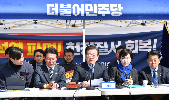 민주당 "대선 유세 광화문광장서 시작…빛의 혁명 완성"