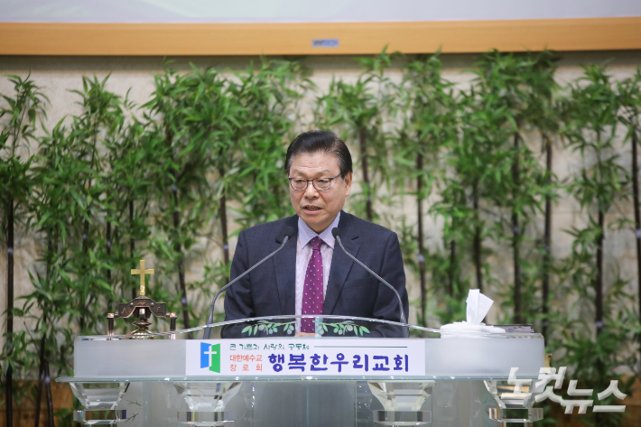 직전 대표회장 유병근 목사가 설교를 전하고 있다.