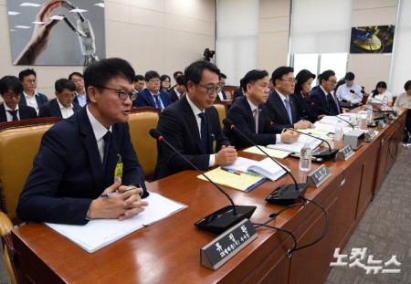 질의에 답하는 SKT 부사장