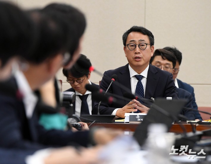 질의에 답하는 SKT 사장