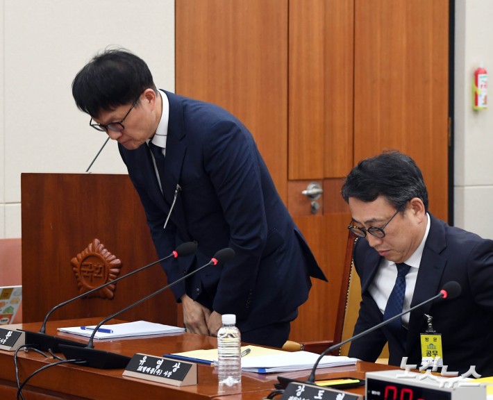 고개숙여 인사하는 SKT 부사장