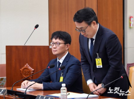 고개숙여 인사하는 SKT 사장