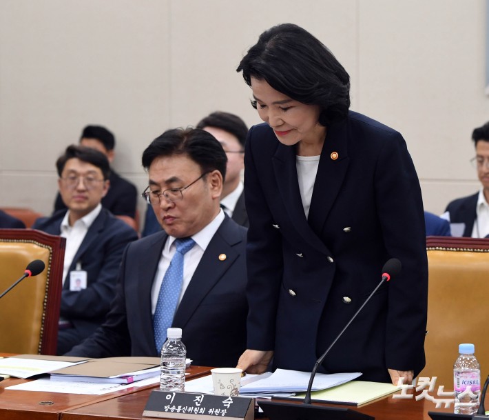 고개숙여 인사하는 이진숙 방통위원장