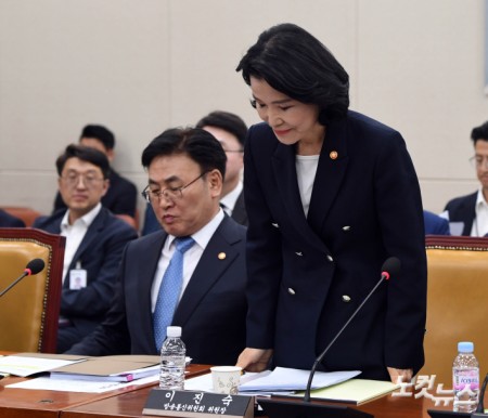 고개숙여 인사하는 이진숙 방통위원장