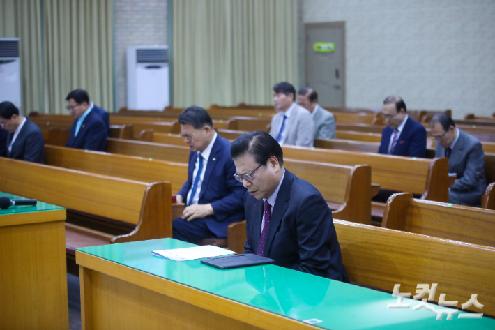 준비기도회 참석자들이 6가지 기도 제목을 놓고 간절히 기도하고 있다.