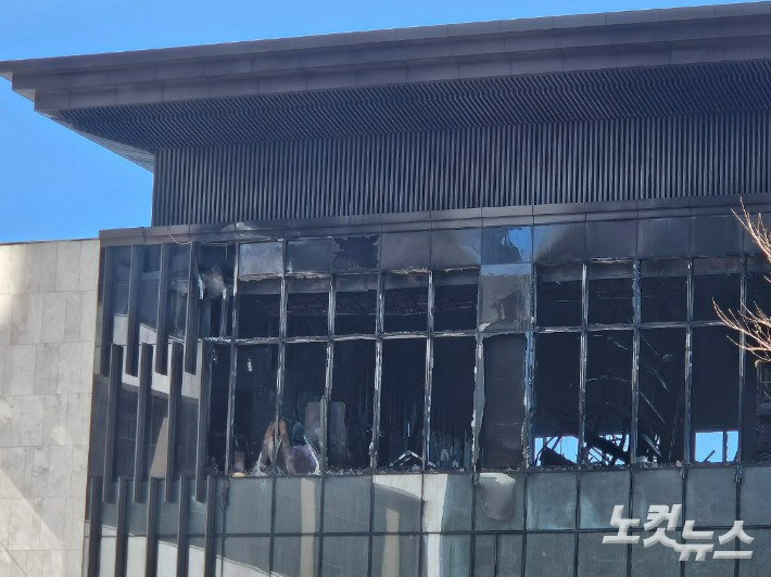 부산 기장군 반얀트리 리조트에서 난 화재로 건물이 검게 그을린 모습. 김혜민 기자 