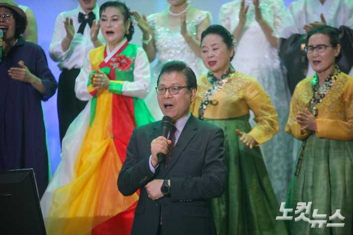 전주완산교회 유병근 위임목사가 어버이날 기념 행사에서 참석자들에게 환영의 인사를 전하고 있다.