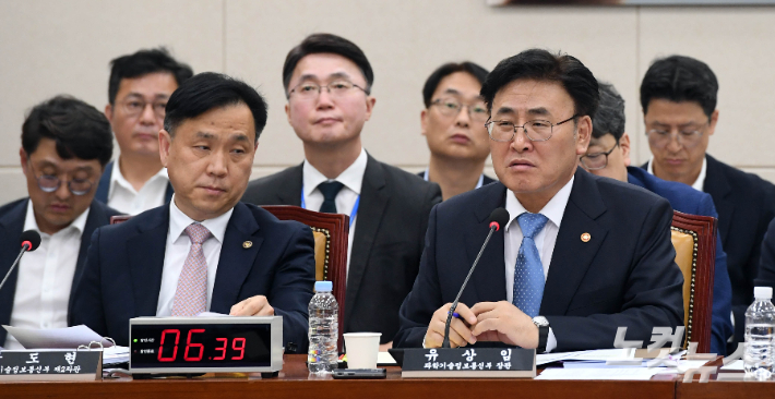 유상임 과학기술정보통신부 장관(오른쪽)이 8일 오후 국회 과학기술정보방송통신위원회 전체회의실에서 열린 'SK텔레콤 해킹 관련 청문회'에 출석해 질의에 답하고 있다. 황진환 기자
