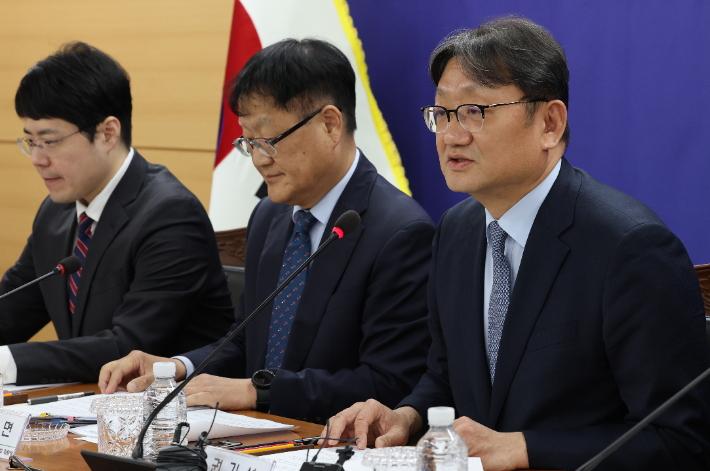 8일 서울 종로구 대통령 직속 경제사회노동위원회(경사노위)에서 열린 '고령자 계속고용의무 제도화 공익위원 제언' 브리핑에서 권기섭 경사노위 위원장이 발언을 하고 있다. 연합뉴스