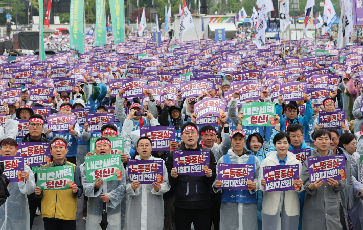 근로자의 날이었던 지난 1일 서울 종로구 광화문 동십자각 앞에서 열린 한국노총 주최 '제135주년 세계노동절 전국노동자대회'에서 참석자들이 구호를 외치고 있다. 연합뉴스