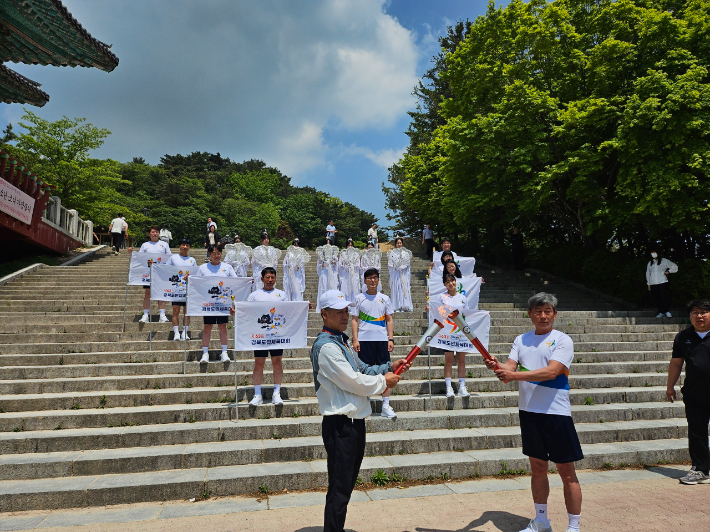 제63회 경북도민체육대회의 성화가 경주 토함산에서 채화돼 김천시로 봉송에 나섰다. 경주시 제공