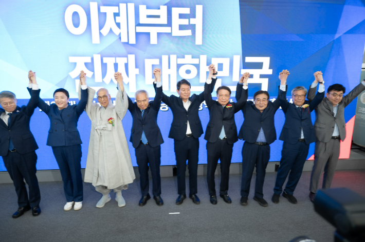 더불어민주당 광주광역시당이 8일 광주시당 선거연락소에서 친명·비명 전·현 의원을 비롯한 각계 대표를 망라한 통합 인사로 21대 대선 선대위 출범식를 개최하고 정권 교체 각오와 의지를 다졌다. 더불어민주당 광주광역시당 제공