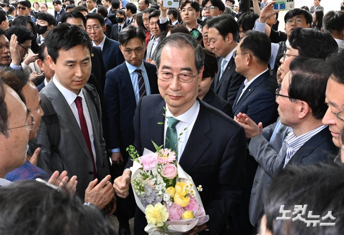 꽃다발 받은 한덕수