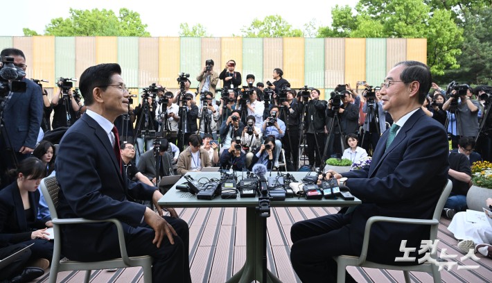 마주보고 앉은 김문수-한덕수