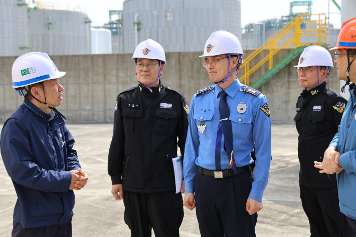 8일 한국가스공사 삼척기지본부를 찾아 안전관리 실태를 점검하고 있는 김성종 동해지방해양경찰청장. 동해해경청 제공
