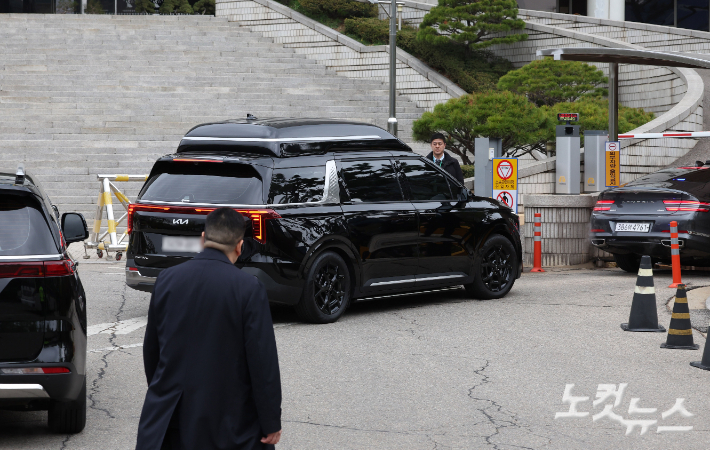 지난달 14일 내란 우두머리 혐의로 기소된 윤석열 전 대통령이 탑승한 차량이 서울 서초구 서울중앙지방법원 지하주차장으로 들어가는 모습. 사진공동취재단