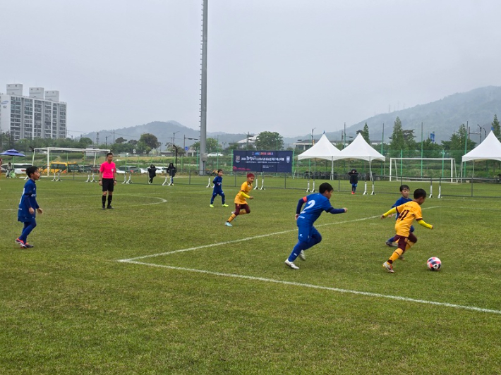 경주시 알천축구장에서 열린 '2025 화랑대기 U10&U9 축구 페스티벌'에서 참가 선수들이 열띤 경기를 펼치고 있다. 경주시 제공