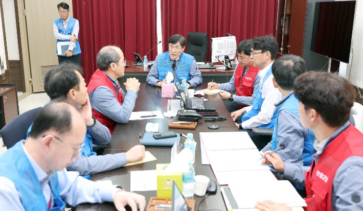 한울원자력본부 이세용(가운데) 본부장이 한울3호기 방사능방재 전체훈련을 지휘하고 있다. 한울본부 제공