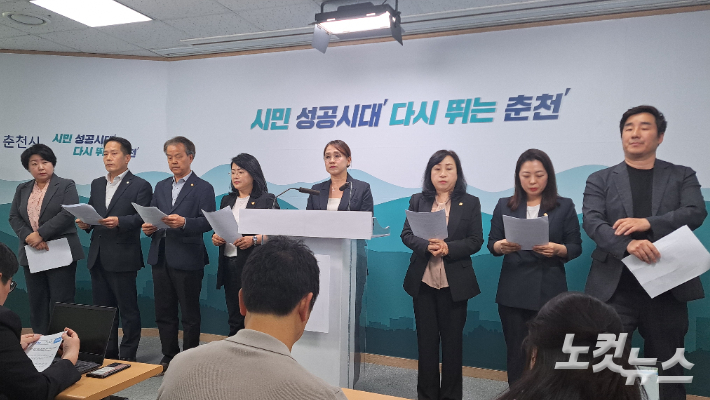 춘천시장 출입 막은 강원FC…민주의원들 '김병지 대표 즉각 사퇴' 촉구
