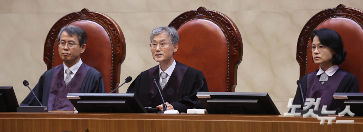 '李 재판' 미뤘지만 사법부 여진에 '흔들'…신뢰 잃고 상흔만 남았다