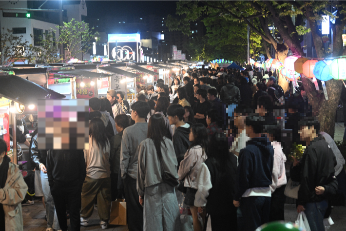 5월 황금연휴 기간에 강릉 월화거리야시장을 찾은 시민과 관광객들. 독자 제공