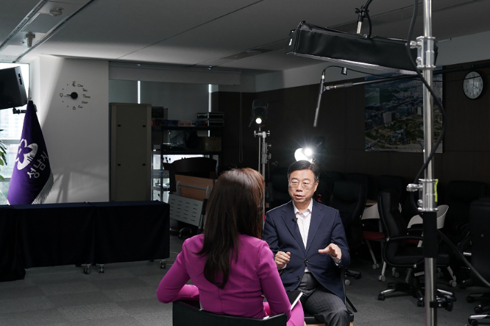 블룸버그TV와 인터뷰 중인 신상진 성남시장. 성남시 제공