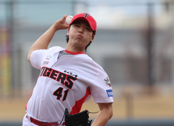 지난 3월 16일 광주기아챔피언스필드에서 열린 프로야구 삼성 라이온즈와 KIA 타이거즈의 시범경기. KIA 선발투수 황동하가 1회에 투구하고 있다. 연합뉴스