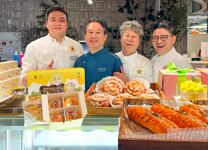 현대백화점 더현대 서울 지하 1층 '대한민국 제과제빵 명장전' 팝업스토어에서 명장들이 상품을 소개하고 있다. 사진 맨 왼쪽부터 랑콩뜨레 이석원 명장, 안스베이커리 안창현 명장, 김덕규베이커리 김덕규 명장, 베비에르 마옥천 명장. 현대백화점 제공