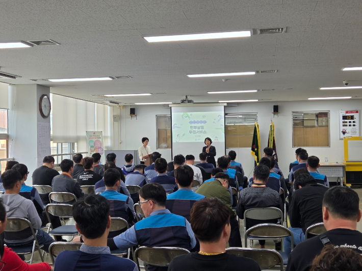 강릉시는 지난 8일 강릉우체국과 함께 '안부살핌 우편서비스'의 인적 안전망(집배원) 대상 사업설명회를 열고 지역 내 집배원 전원을 명예사회복지공무원으로 위촉했다. 강릉시 제공
