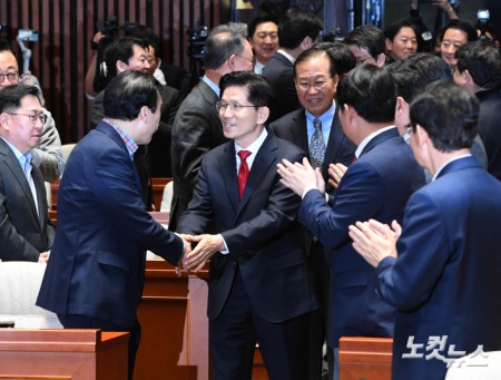 의총 참석한 김문수 대선후보