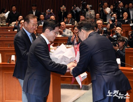 꽃다발 받은 김문수