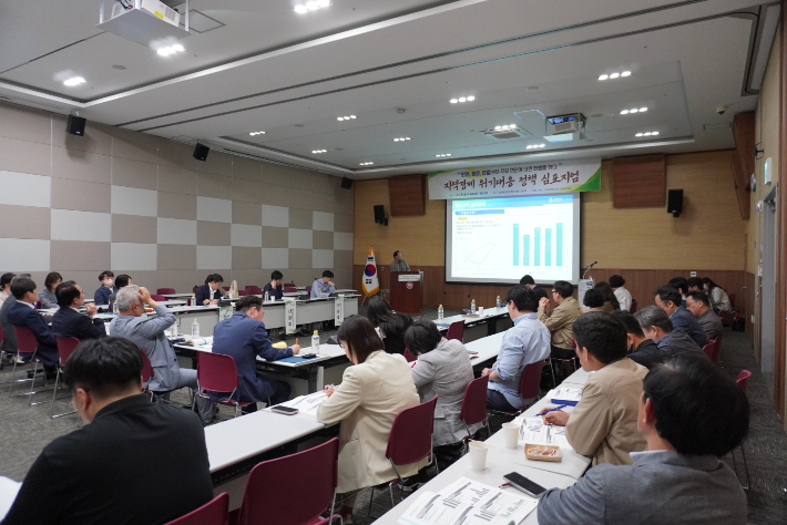 광주연구원이 지난 8일 김대중컨벤션센터에서 개최한 '지역경제 위기대응 정책 심포지엄'이 성황리에 마무리됐다. 광주연구원 제공