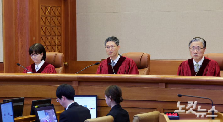 지난달 4일 오전 서울 종로구 헌법재판소 대심판정에서 윤석열 대통령 탄핵심판 결정이 선고되고 있다. 문형배 헌법재판소장 권한대행이 결정문을 읽고 있다. 사진공동취재단