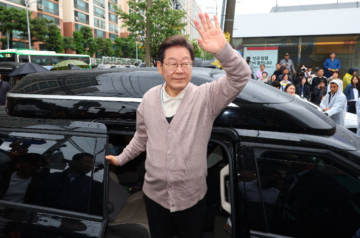  더불어민주당 이재명 대선 후보가 제3차 골목골목 경청투어로 경북지역 방문에 나선 9일 경북 칠곡군 석적읍 방문을 마친 뒤 다음 일정으로 이동하며 지지자들에게 인사하고 있다. 연합뉴스