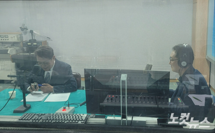 김병우 전 충북교육감(왼쪽)과 김종현 앵커.