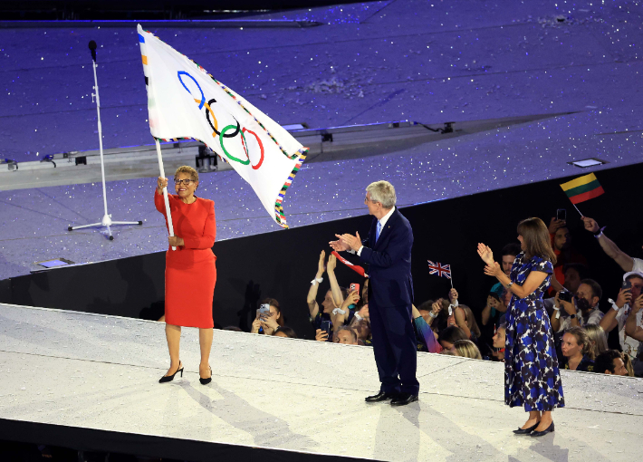 지난 2024년 8월 11일, 프랑스 생드니 스타드 드 프랑스에서 열린 2024파리올림픽 폐회식에서 카렌 바스 로스앤젤레스 시장이 올림픽기를 흔들고 있다. 생드니=올림픽사진공동취재단/KOU 황진환 기자