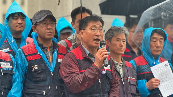 9일 오전 부산지방법원 앞에서 '통상임금 소송 조속 판결 촉구 기자회견'이 열렸다. 민주버스본부 부산경남지부 제공 
