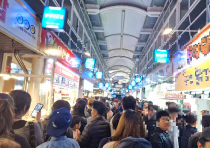 강릉 중앙시장을 찾은 시민과 관광객들. 강릉시 제공