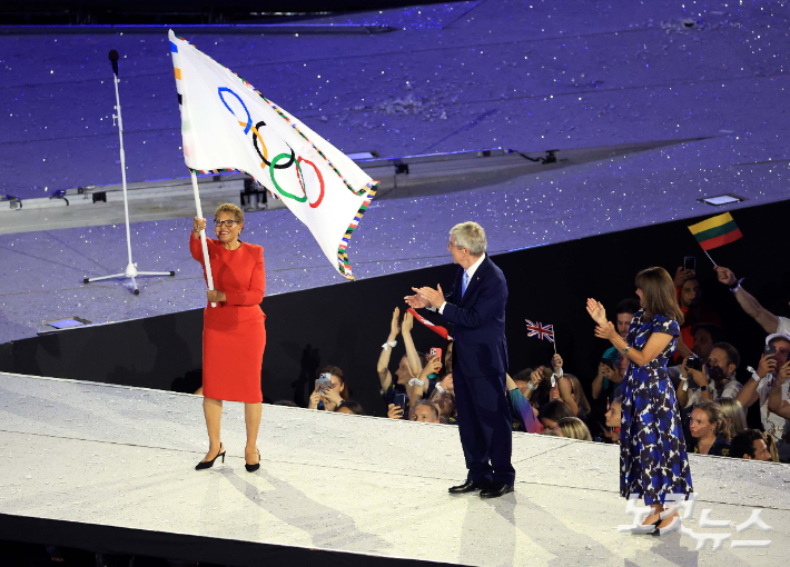 지난 2024년 8월 11일, 프랑스 생드니 스타드 드 프랑스에서 열린 2024파리올림픽 폐회식에서 카렌 바스 로스앤젤레스 시장이 올림픽기를 흔들고 있다. 생드니=올림픽사진공동취재단/KOU 황진환 기자