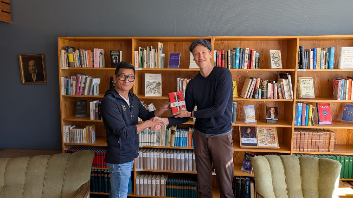 지난 3월 배움여행으로 광주를 찾은 덴마크 실케보르(Silkeborg) 시민학교 교사와 학생들이 강기정 시장의 환대와 한강 작가의 '소년이 온다' 등 책 선물에 감사의 뜻을 담은 편지를 광주광역시에 보내왔다. 광주시 제공