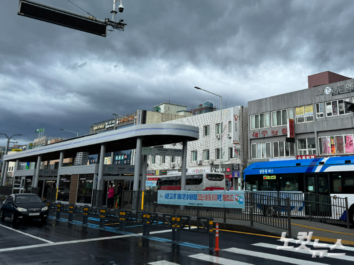 양방향으로 운행하는 버스가 하나의 정류장을 이용하는 국내 첫 '섬식정류장' 교통체계가 제주 서광로 구간에서 9일 개통했다. 이인 기자 