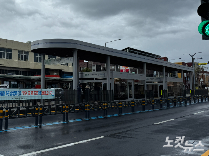 양방향으로 운행하는 버스가 하나의 정류장을 이용하는 국내 첫 '섬식정류장' 교통체계가 제주 서광로 구간에서 9일 개통했다. 이인 기자 