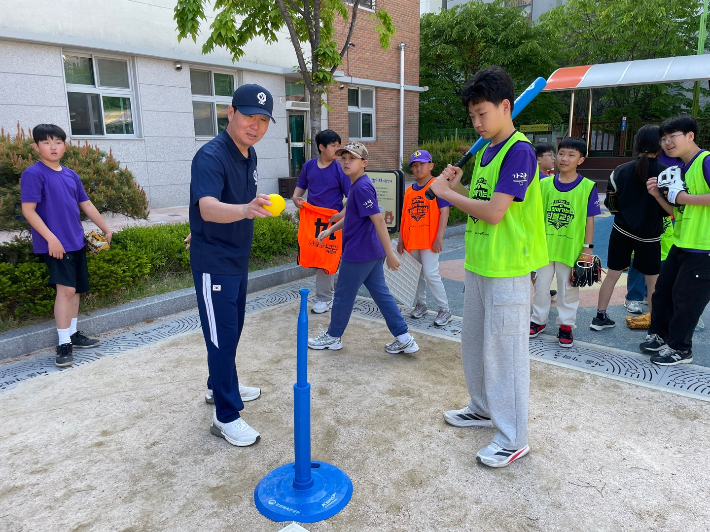 류지현 감독이 직접 티볼 수업을 진행하고 있다. KBO 제공