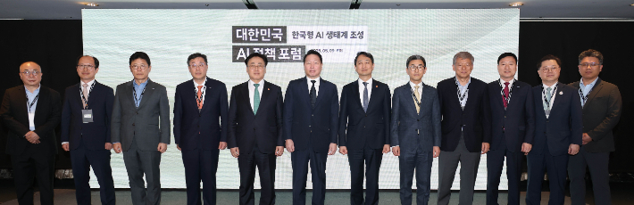 최태원 "한국 AI, 이미 늦었다…지원 미뤄지면 뒤처질 것"