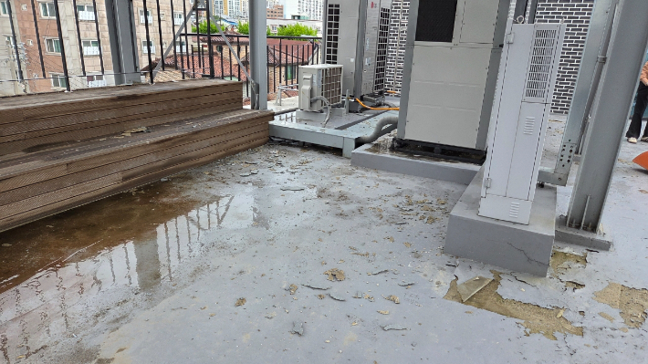 9일 오후 1시 30분쯤 광주 남구 월산4동 행정복지센터 옥상 파편이 아래로 떨어지는 사고가 발생했다. 광주 남구 제공