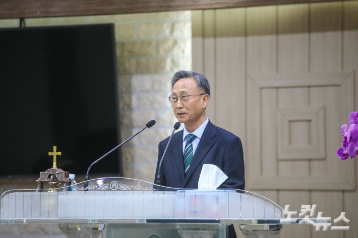 신임 회장으로 추대 받은 전서노회 노회장 조창석 목사가 회의를 진행하고 있다.