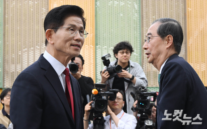 김문수 국민의힘 대선 후보와 한덕수 무소속 대선 예비후보가 8일 국회 사랑재에서 만나 후보 단일화를 위한 2차 회동을 마친 뒤 이석하고 있다. 황진환 기자