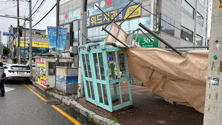 9일 오후 2시쯤 광주 북구 용봉동 한 상가건물 철거 현장의 비계가 인도 방향으로 무너졌다. 광주 북구 제공