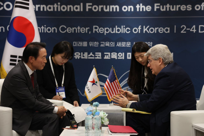 페르난도 레이머스(미국) 유네스코 국제미래교육위원회 위원과 회담을 나누고 있는 임태희 경기도교육감. 경기도교육청 제공