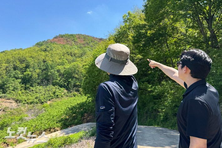 산불이 났을 당시를 설명하는 괴산1리 김정호 이장. 김조휘 기자 